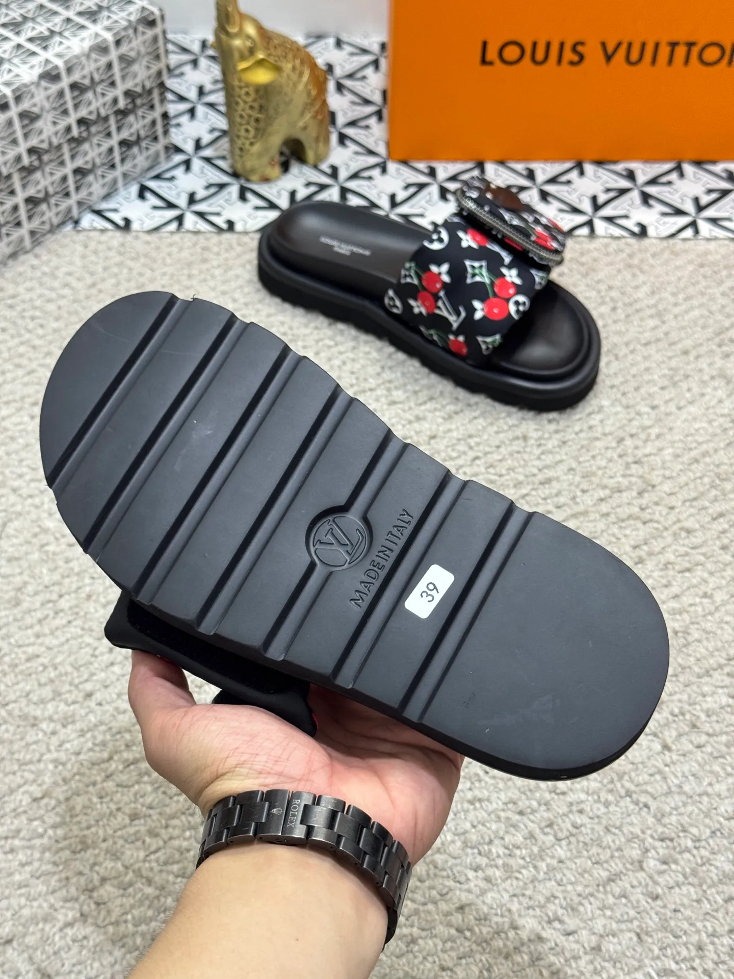 Men's shoes 💰400 [New style] 🦇🦇Top original order [Louis Vuitton] Couple style 👫Spring and summer style🎯🎯As an active family in the fashion industry ⭐ Lv is characterized by bold innovation ⚡Fabric down cloth🔥 Combined outsole, clean and tidy ⚡Fashionable and generous🌹Multiple colors available..Size: 36-44 (45 customized
